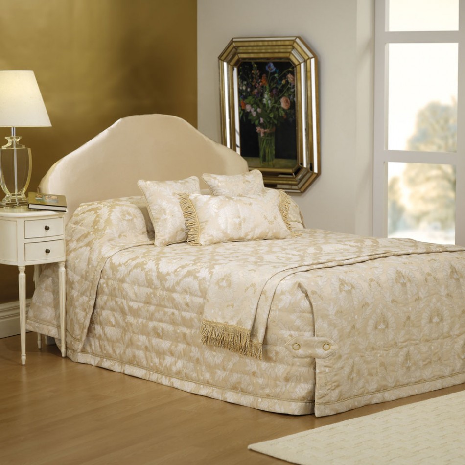 Buckingham bedspread by Bianca